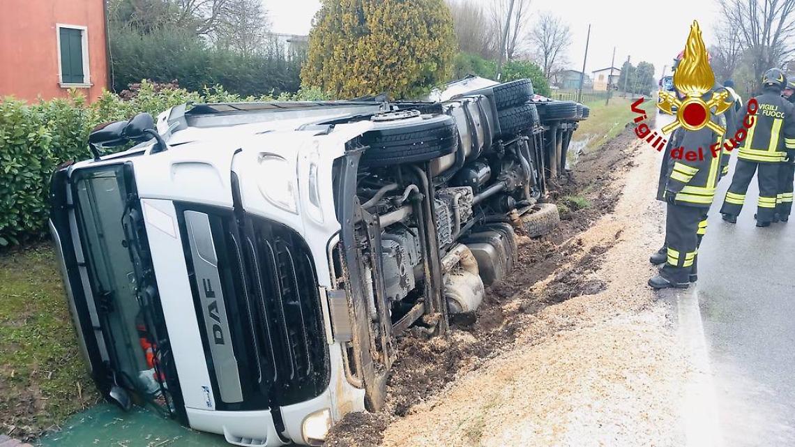 Monastier, camion si ribalta in un fossato: conducente illeso