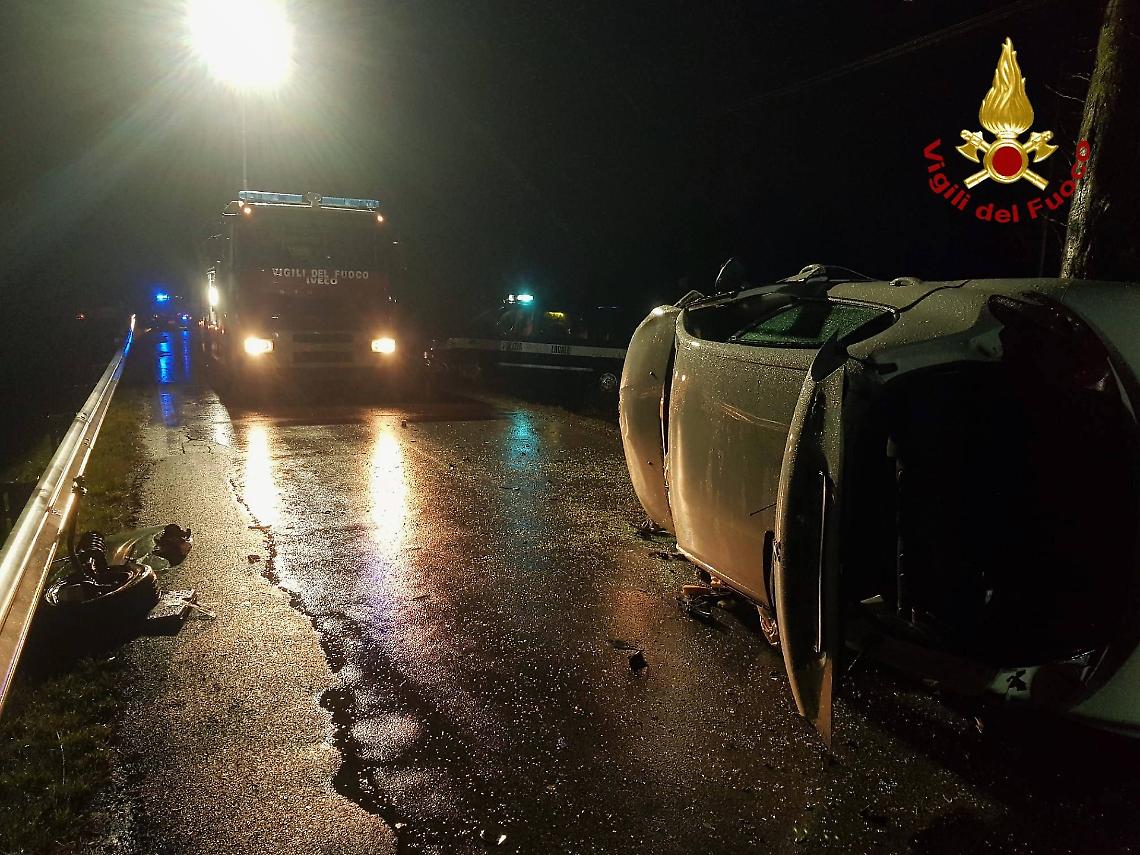 Scontro tra due auto, una si ribalta: quattro feriti