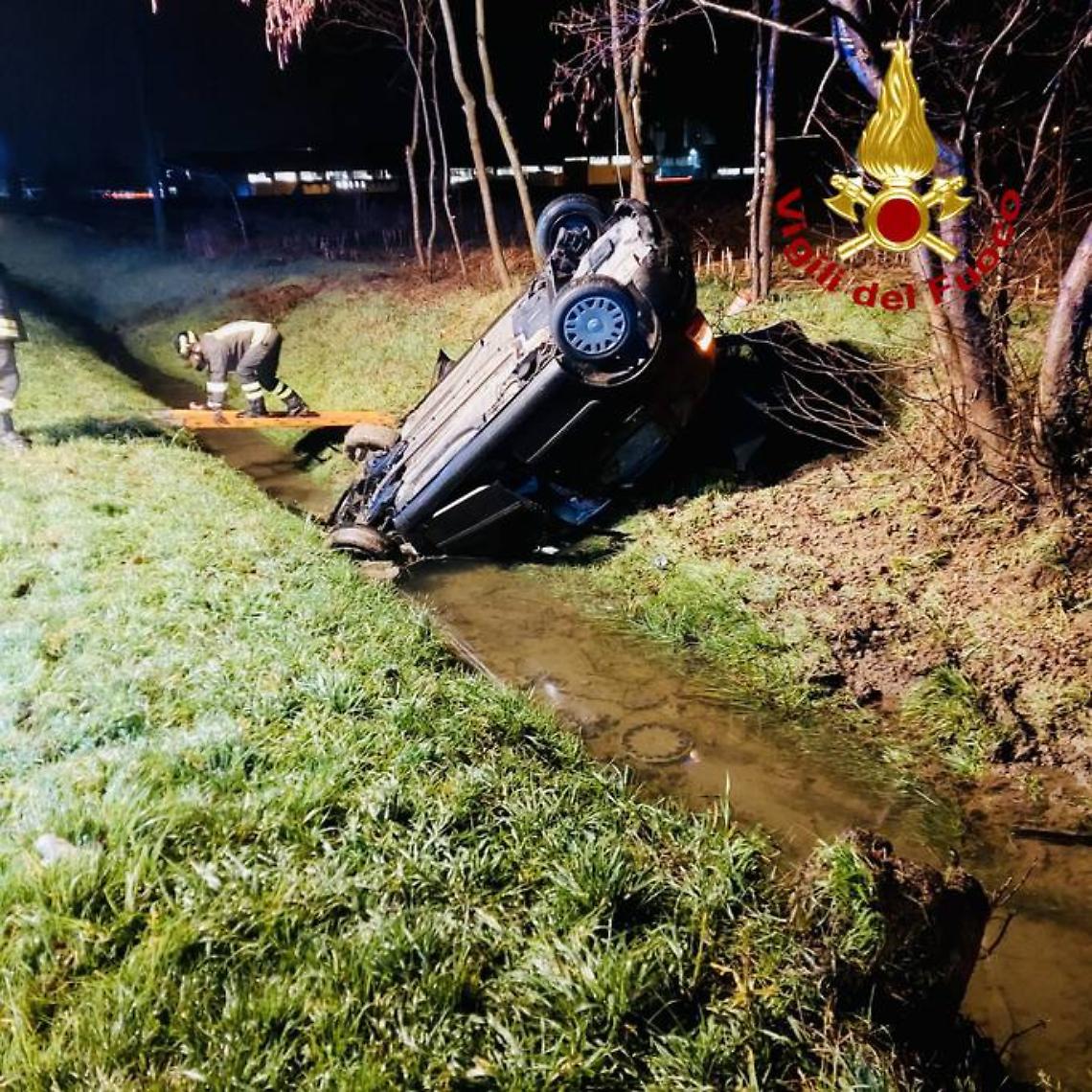 Auto finisce nel fossato all&rsquo;alba, ferita lievemente la conducente