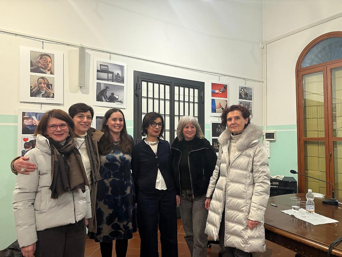 Beatrice Ben&agrave; (al centro) con le docenti che la incoraggiarono a mettere su carta il racconto