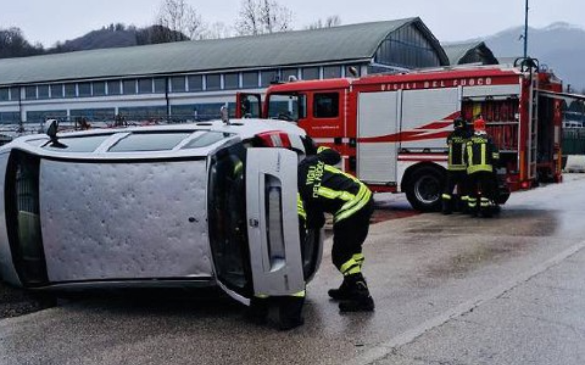 Incidente stradale a Follina: i Vigili del Fuoco estraggono una persona dalle lamiere