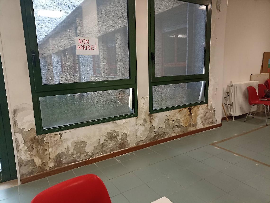 Cadoneghe.  Infiltrazioni a scuole, muffe e bagni inagibili: scoppia la polemica