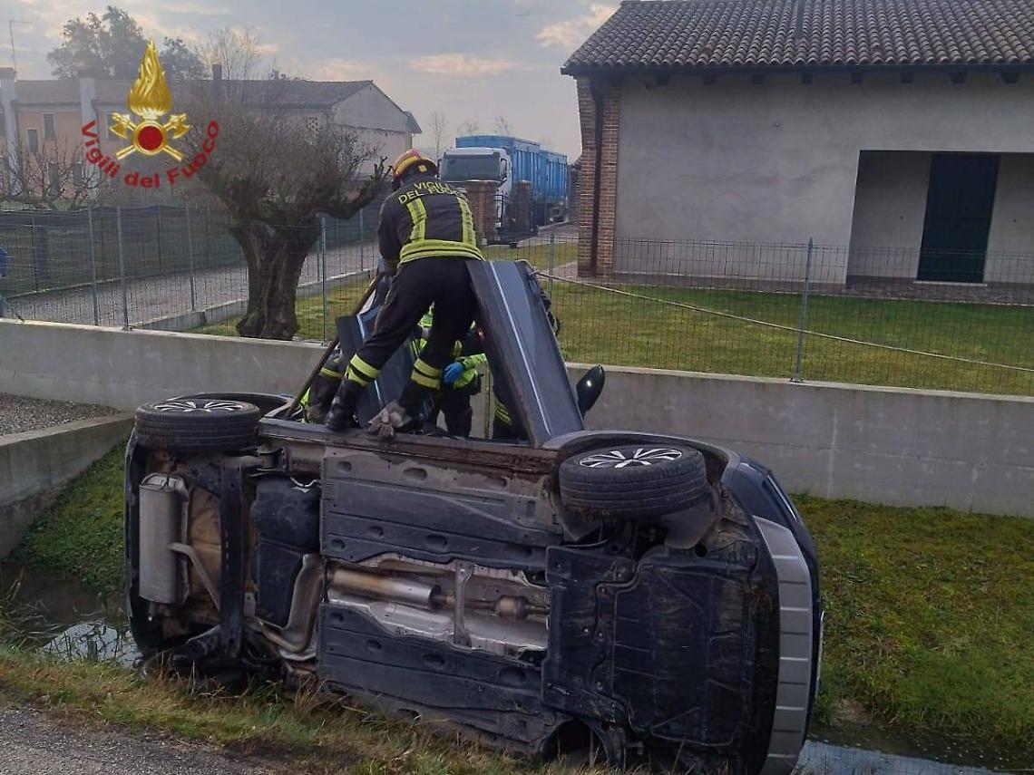 Incidente a Morgano: auto ribaltata nel fossato, soccorso un 76enne