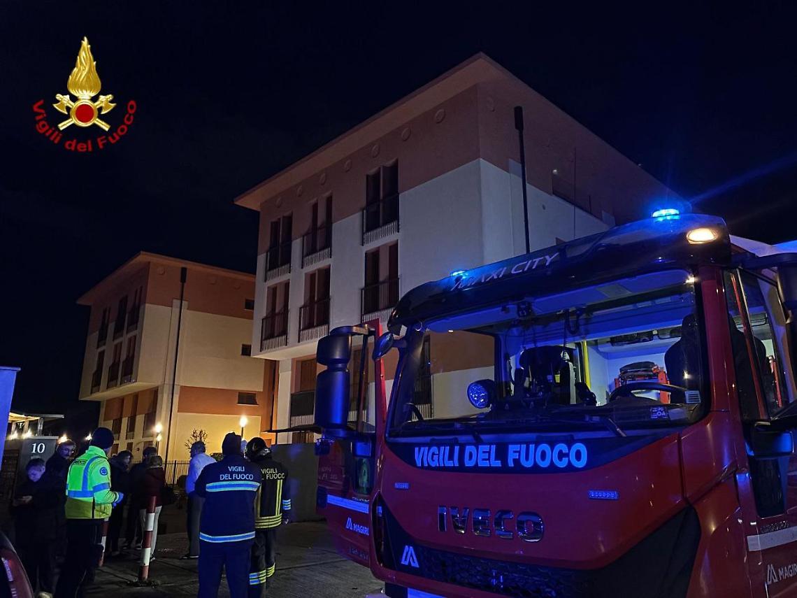 Incendio a Verona, fumo invade il vano scale di un condominio: intervento dei Vigili del Fuoco senza feriti