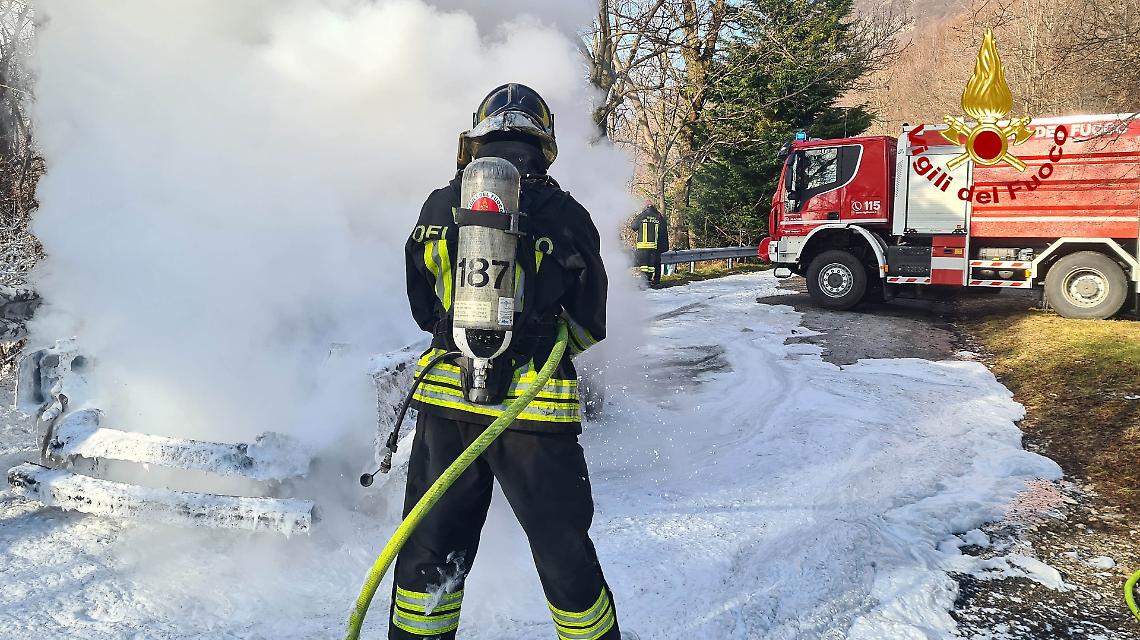 Auto in fiamme sulla Strada del Costo a Chiuppano: passeggeri illesi