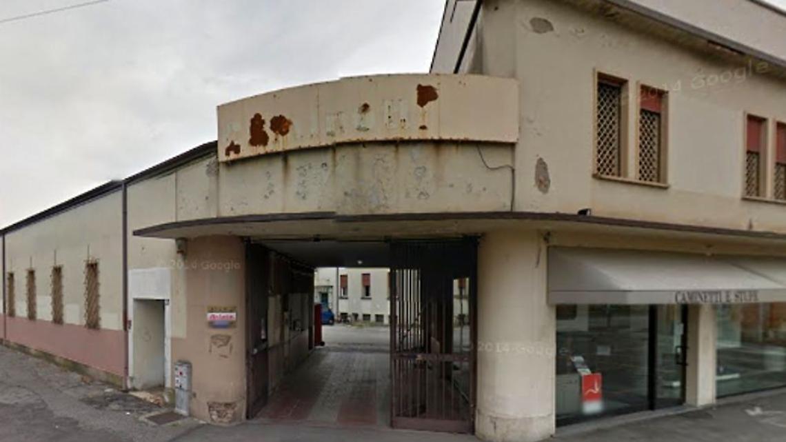 Fishmarket di Padova chiuso per 60 giorni: sovraffollamento, uscite bloccate e rischio licenza