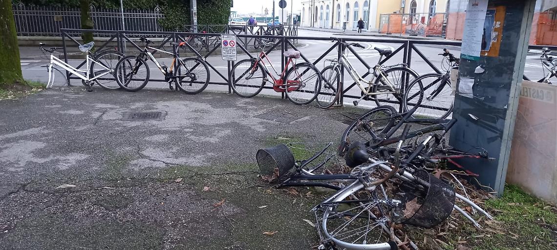 Biciclette abbandonate in stazione ferroviaria