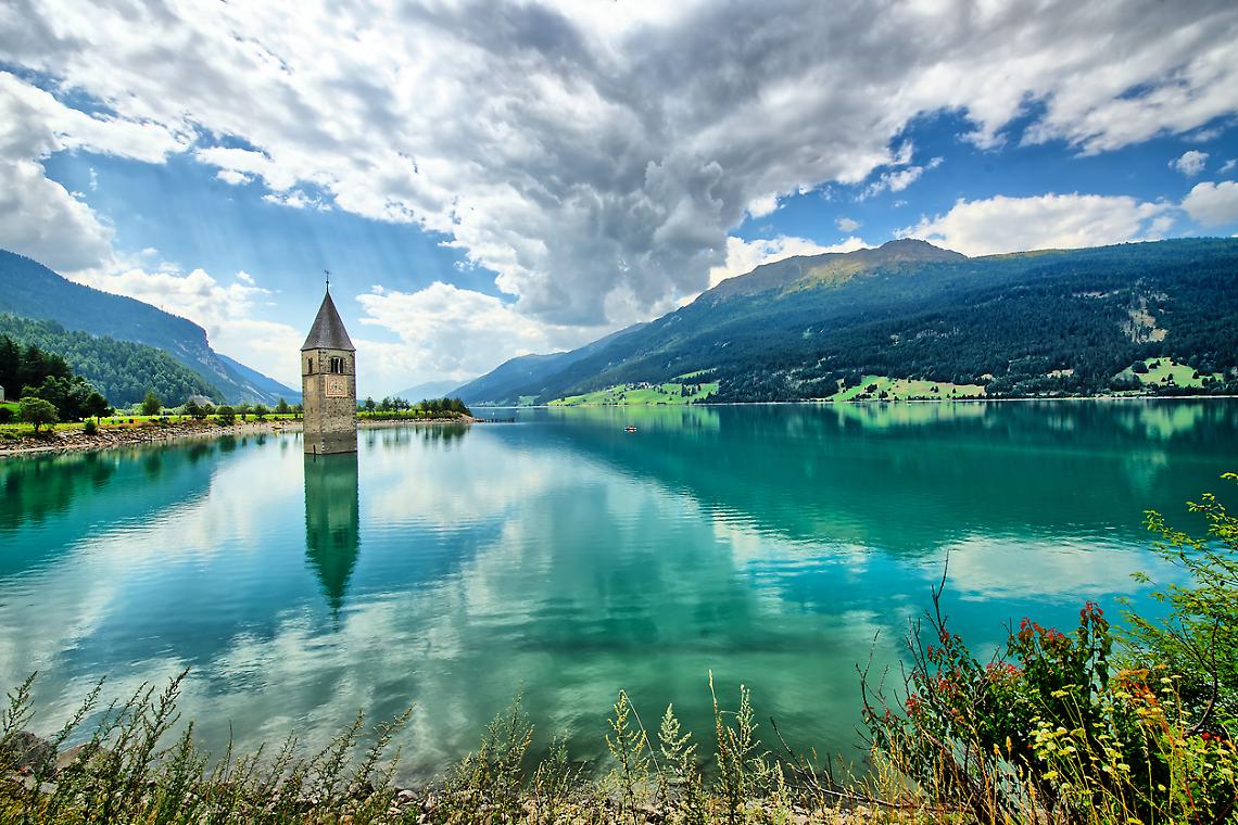 L'enigma di Resia: il campanile che suona nel silenzio del lago
