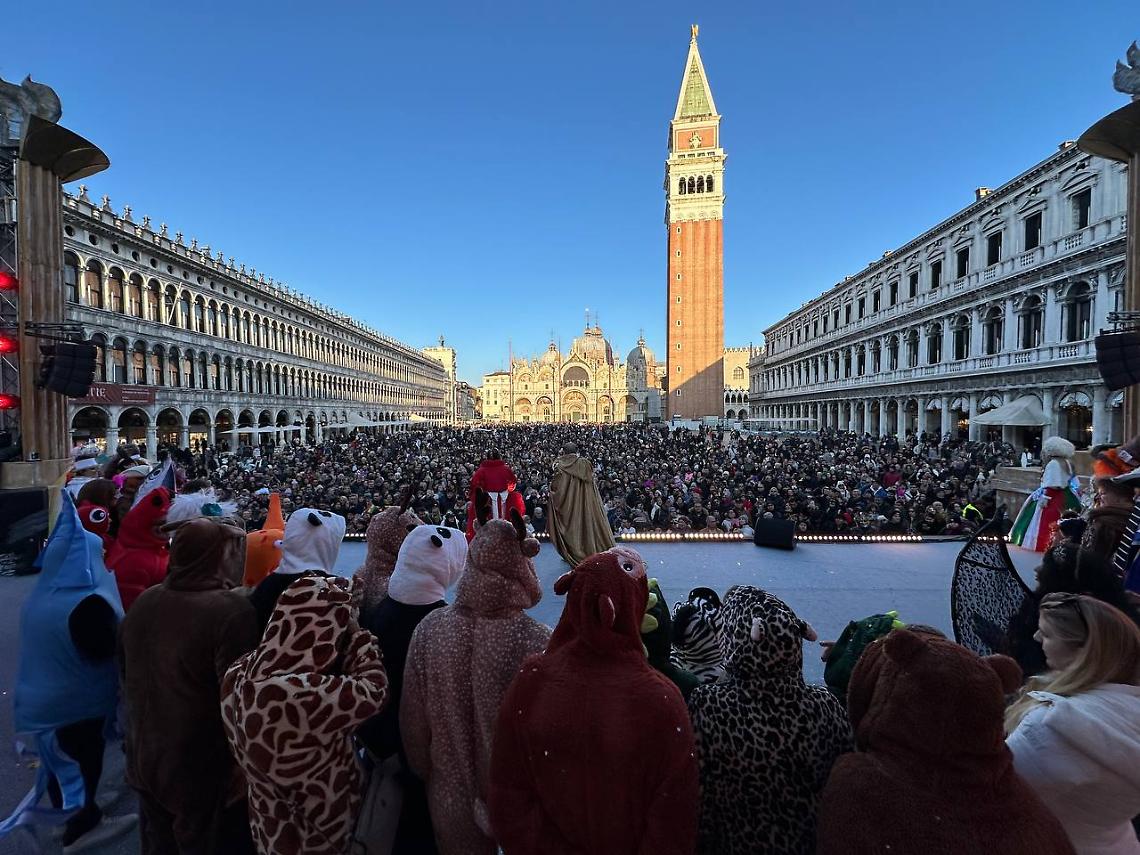 La Maschera Pi&ugrave; Bella illumina Piazza San Marco: il Carnevale di Venezia incanta il mondo