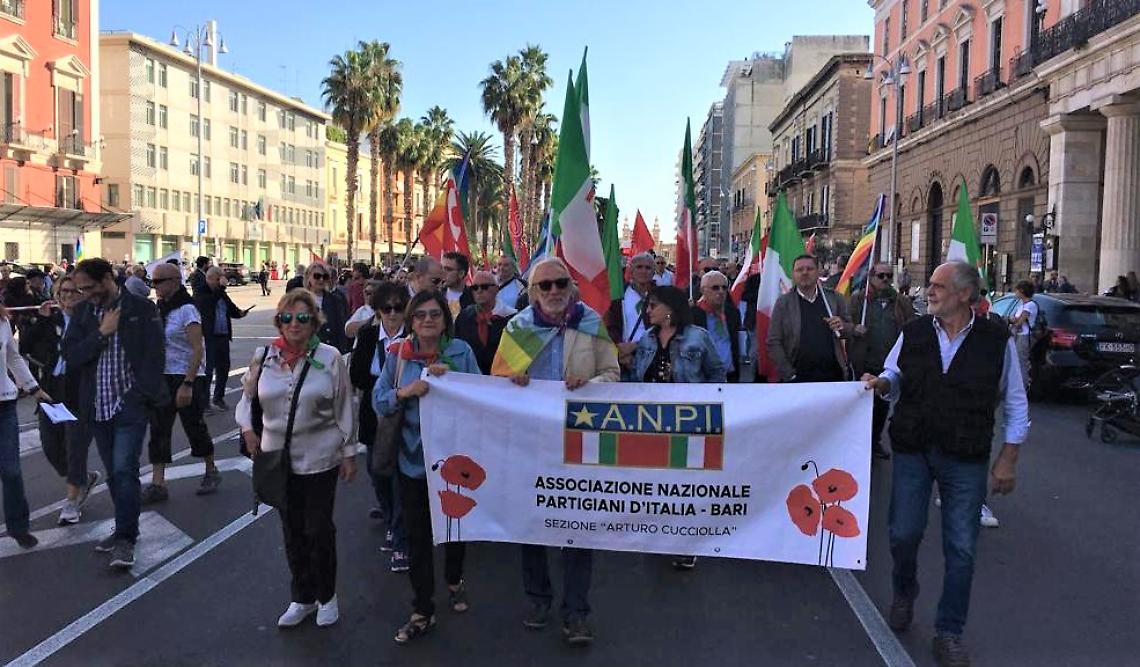 Manifestanti di ANPI Bari