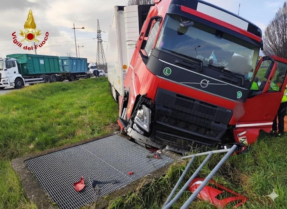 Verona Est, autoarticolato fuori strada: conducente soccorso dai Vigili del Fuoco