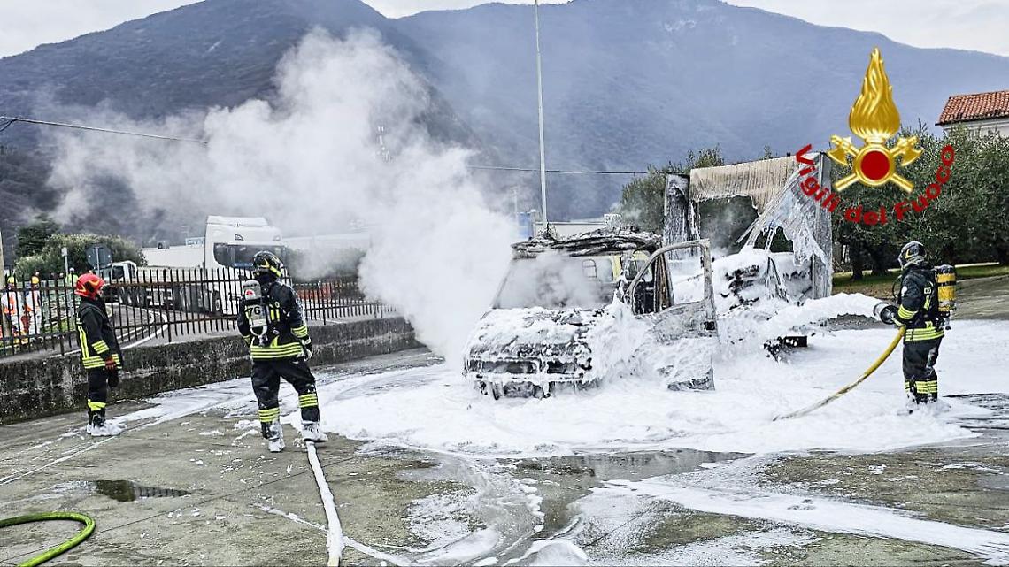 Furgone commerciale in fiamme a Pove del Grappa: nessun ferito