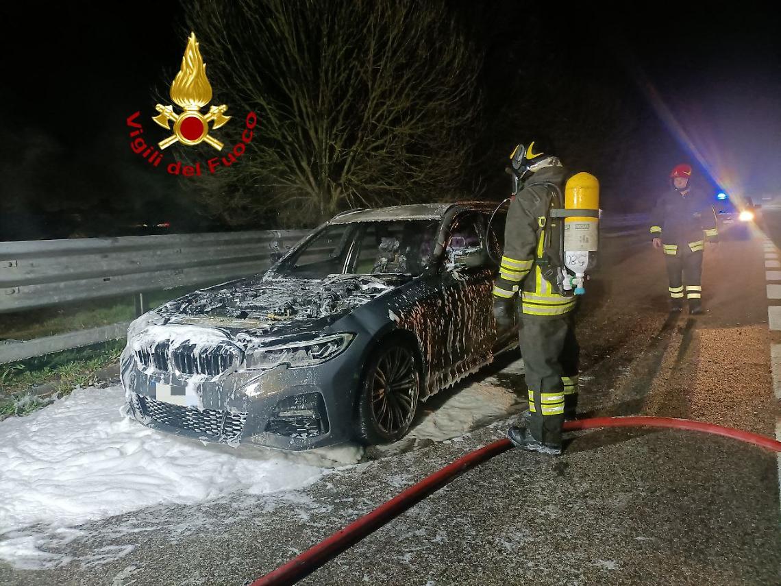 Limena, l'auto si infiamma mentre guida sulla tangenziale 