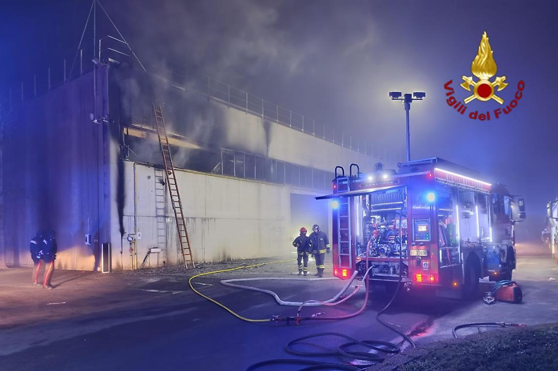 Lonigo, principio di incendio in un capannone: intervengono i vigili del fuoco