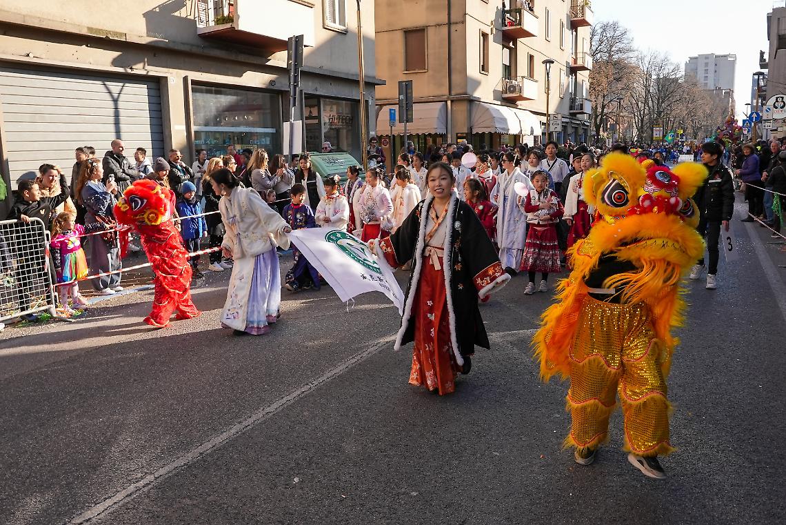 Il Carnevale di Venezia invade le strade di Mestre: sfilata di carri allegorici e maschere