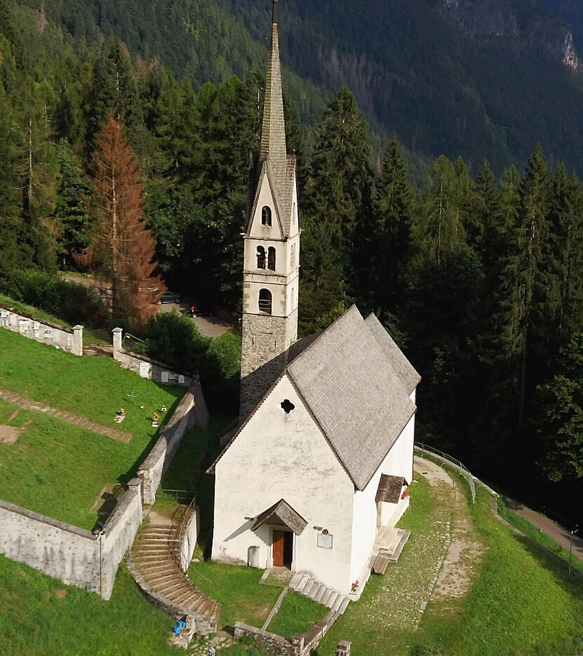 Tra boschi e tornanti, un prete per otto parrocchie