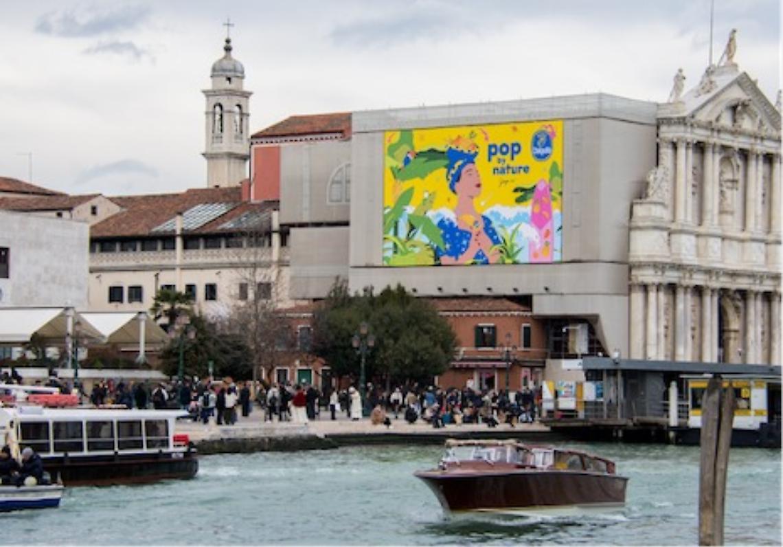 Chiquita porta l&rsquo;arte pop a Venezia: torna l&rsquo;installazione sulla Chiesa degli Scalzi
