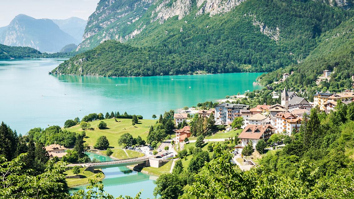 L'Atlantide delle Dolomiti: cosa si nasconde sul fondo del Lago di Molveno?