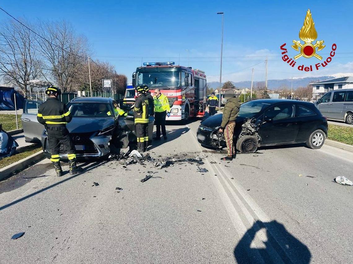 Codogn&egrave;, incidente stradale: un passeggero rimane incastrato tra le lamiere