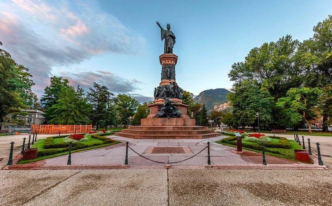 Vandali in Piazza Dante a Trento: panchine distrutte e danno alla citt&agrave;