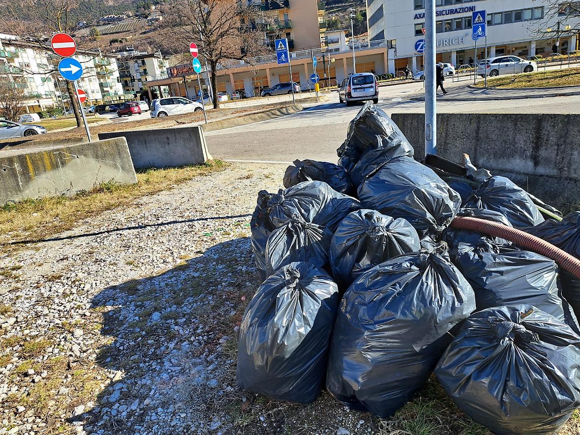 Trento: il cavalcavia dei Caduti di Nassiriya ripulito dai rifiuti dopo le segnalazioni dei cittadini