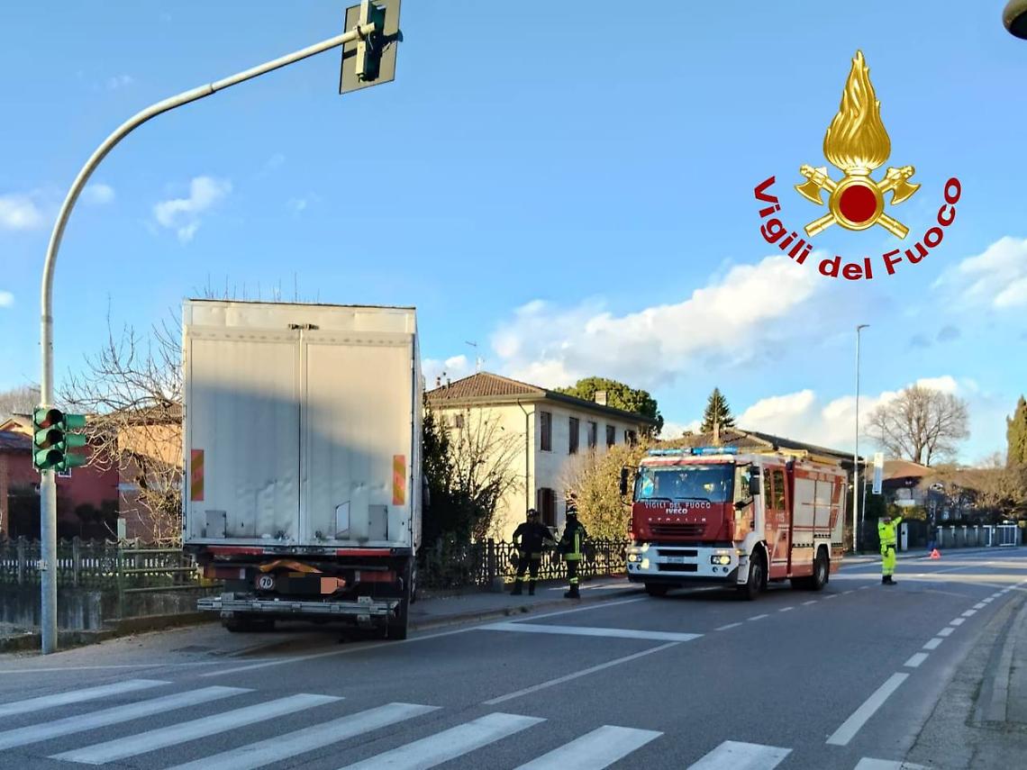 Scontro tra camion a Bressanvido, un autista ferito