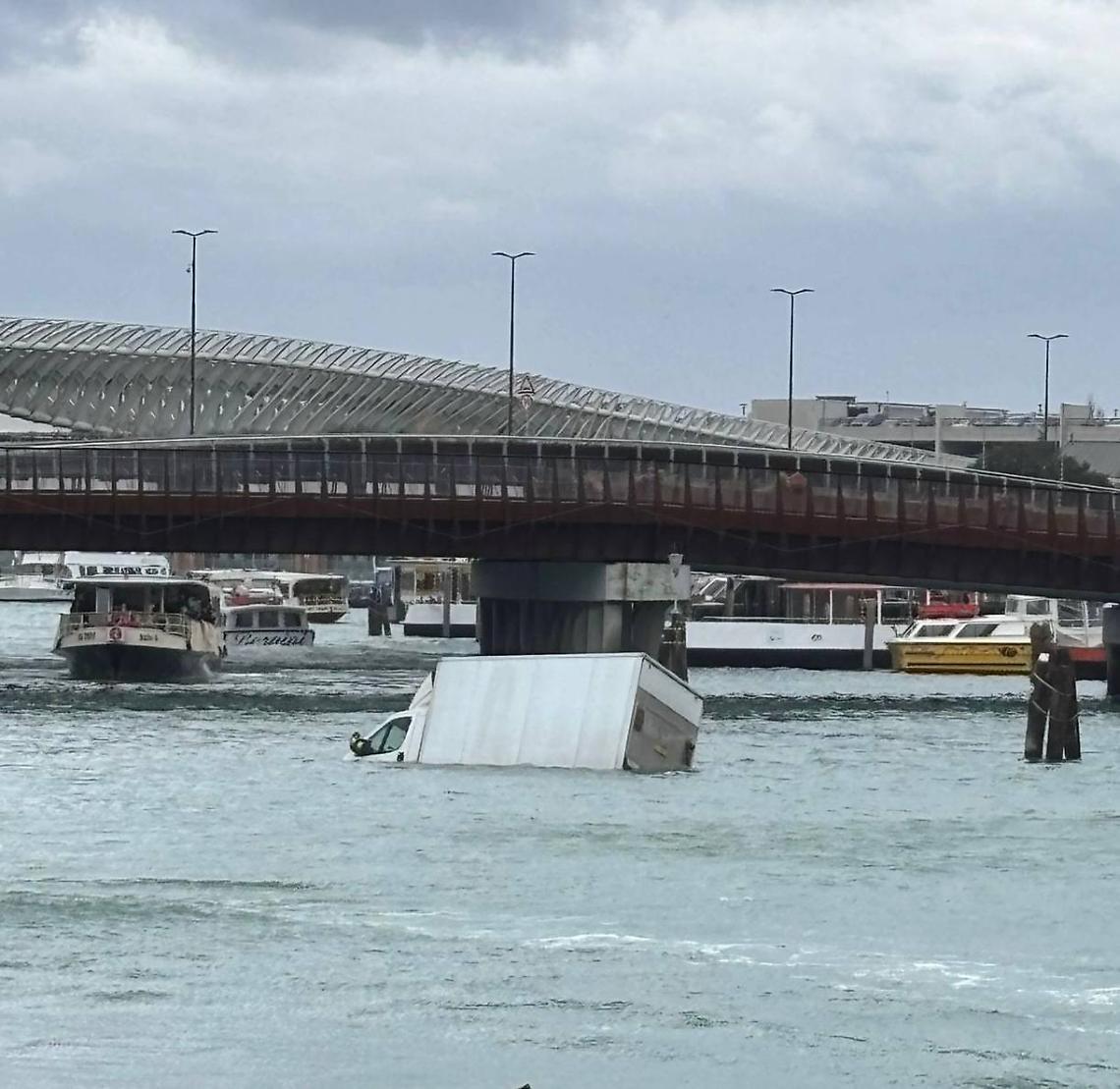Il camion nel canale