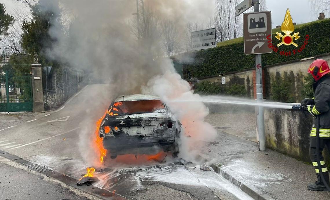 Incendio di un'auto a Romano d'Ezzelino, tempestivo intervento dei Vigili del Fuoco