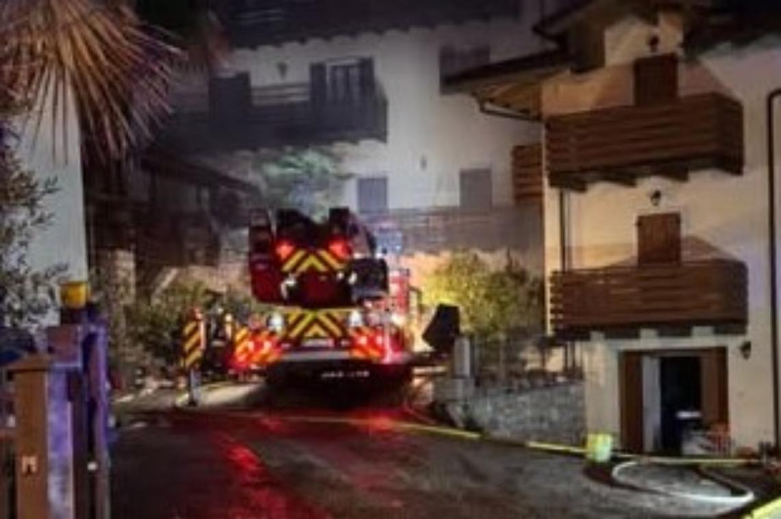 Due incendi nella notte a Pietramurata: cinquanta pompieri in azione e abitazioni evacuate