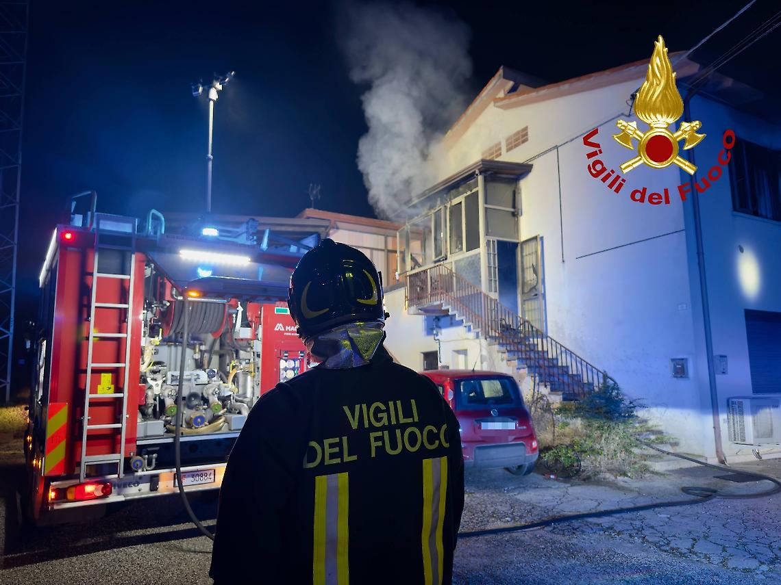 Incendio a Legnaro: fiamme in appartamento, un uomo intossicato