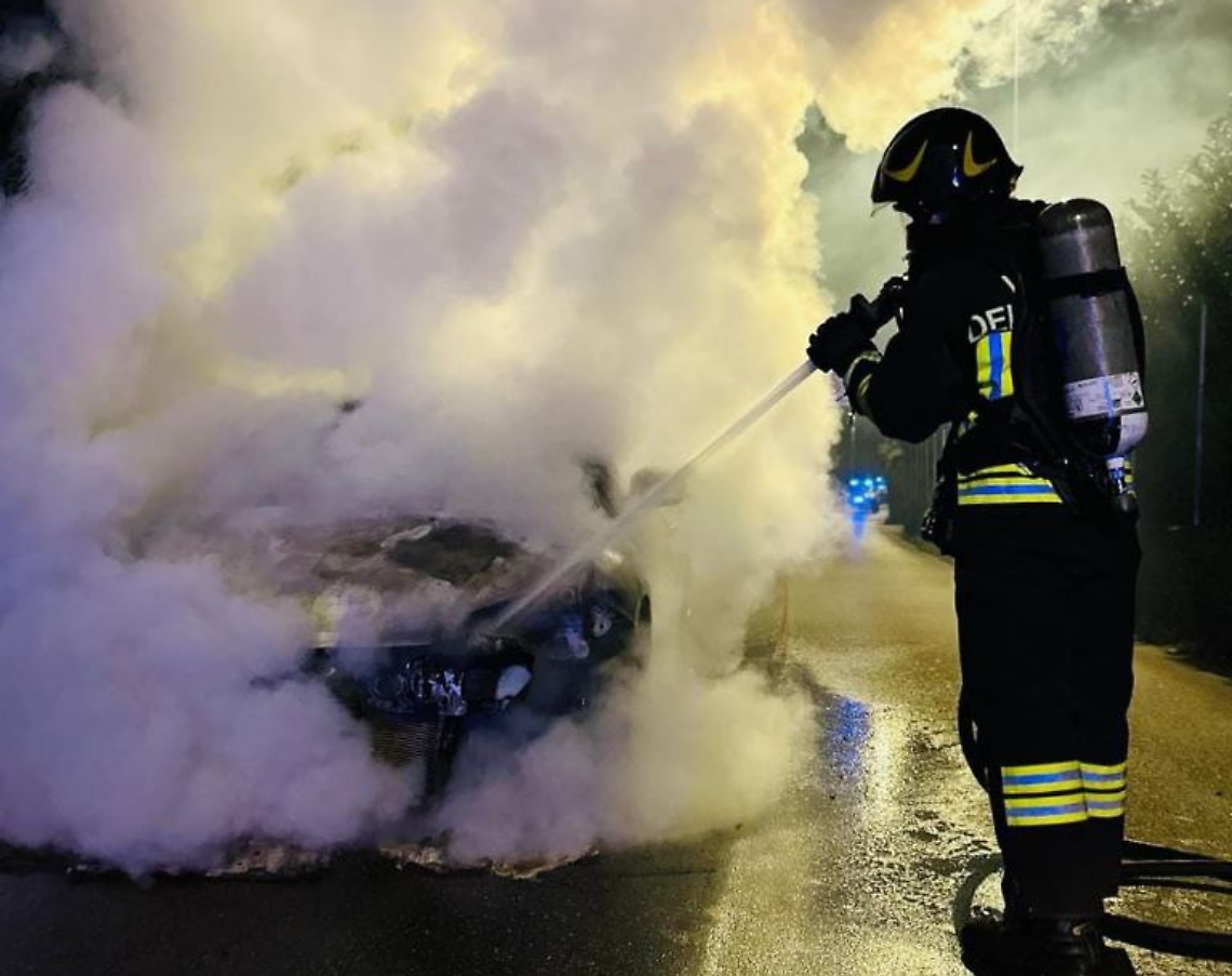 Incendio di un'auto a Verona: intervento dei Vigili del Fuoco in via Lazzaretto