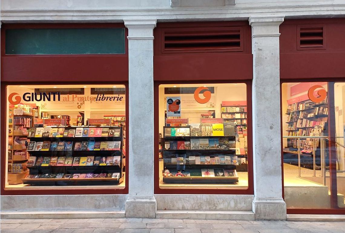 Venezia, assalto notturno alla libreria di Dorsoduro: devastata per poche decine di euro