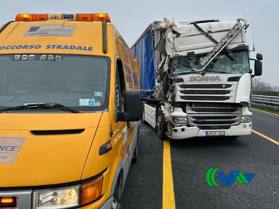 Incidente in A4 tra Dolo e Padova: coinvolti quattro mezzi pesanti, traffico rallentato per due ore