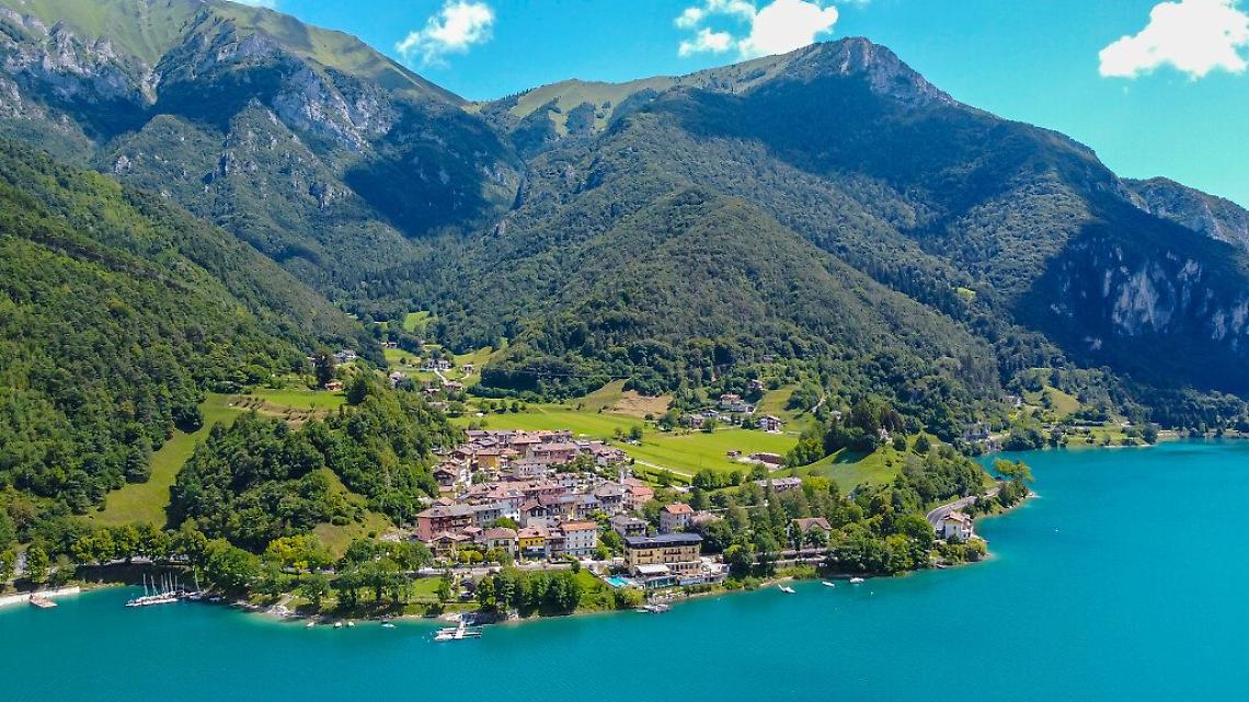 Il silenzio ha un nome: viaggio in Val di Ledro, dove il tempo si &egrave; fermato a palafitta