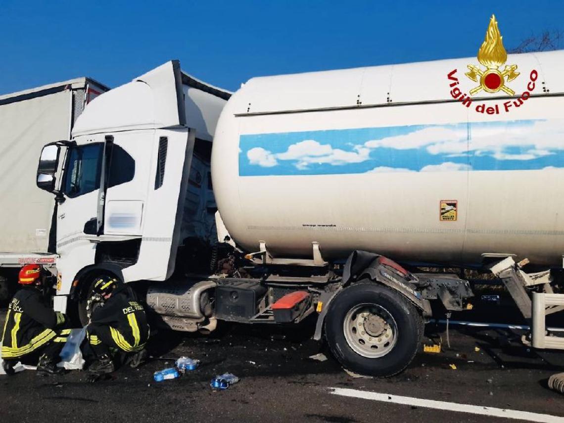 Incidente sull&rsquo;A4 a Cessalto: camion cisterna coinvolto, autista soccorso dai Vigili del Fuoco