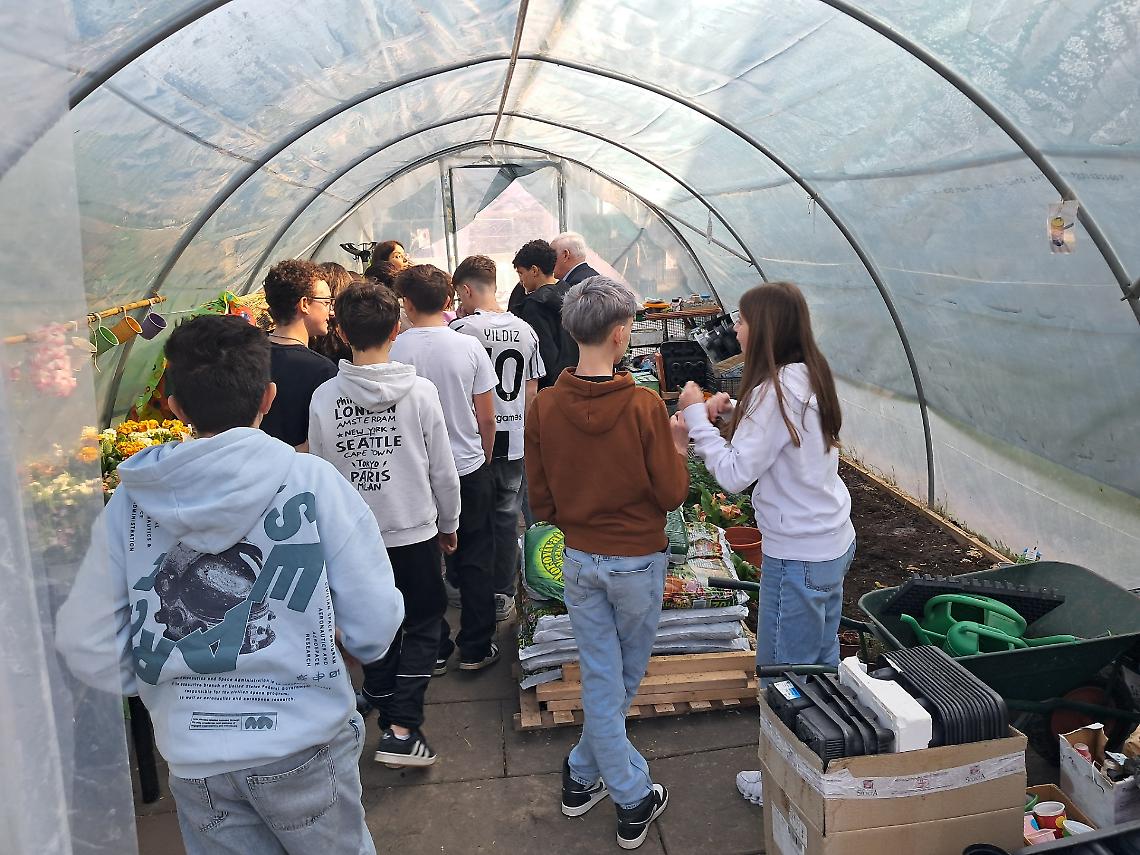 &ldquo;Per fare un fiore&hellip; ci vuole un seme&rdquo;: il GAL Adige sostiene la serra didattica della scuola Casalini