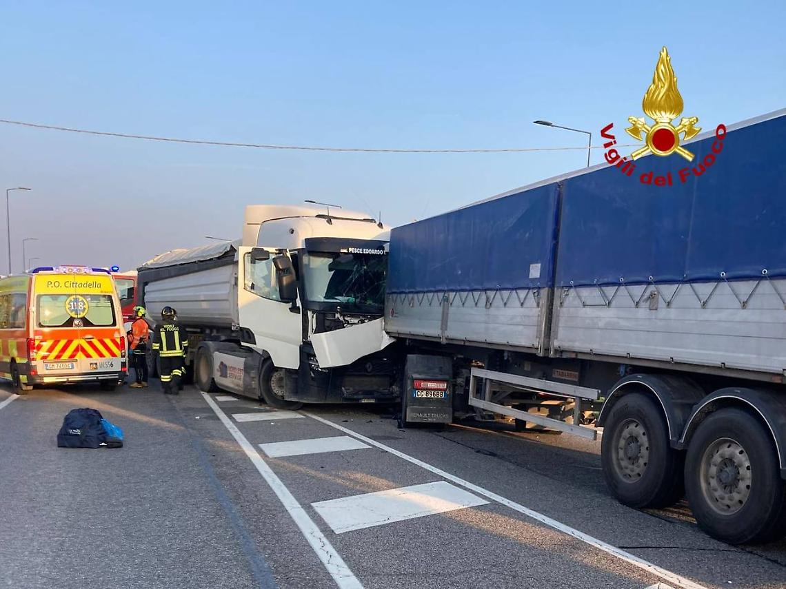Scontro frontale tra due camion sulla SR53: un autista incastrato