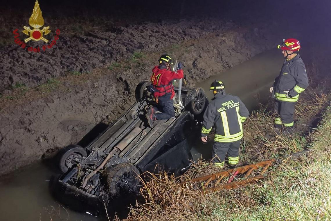 Ribaltamento a Canda: auto nel canale, conducente salvo
