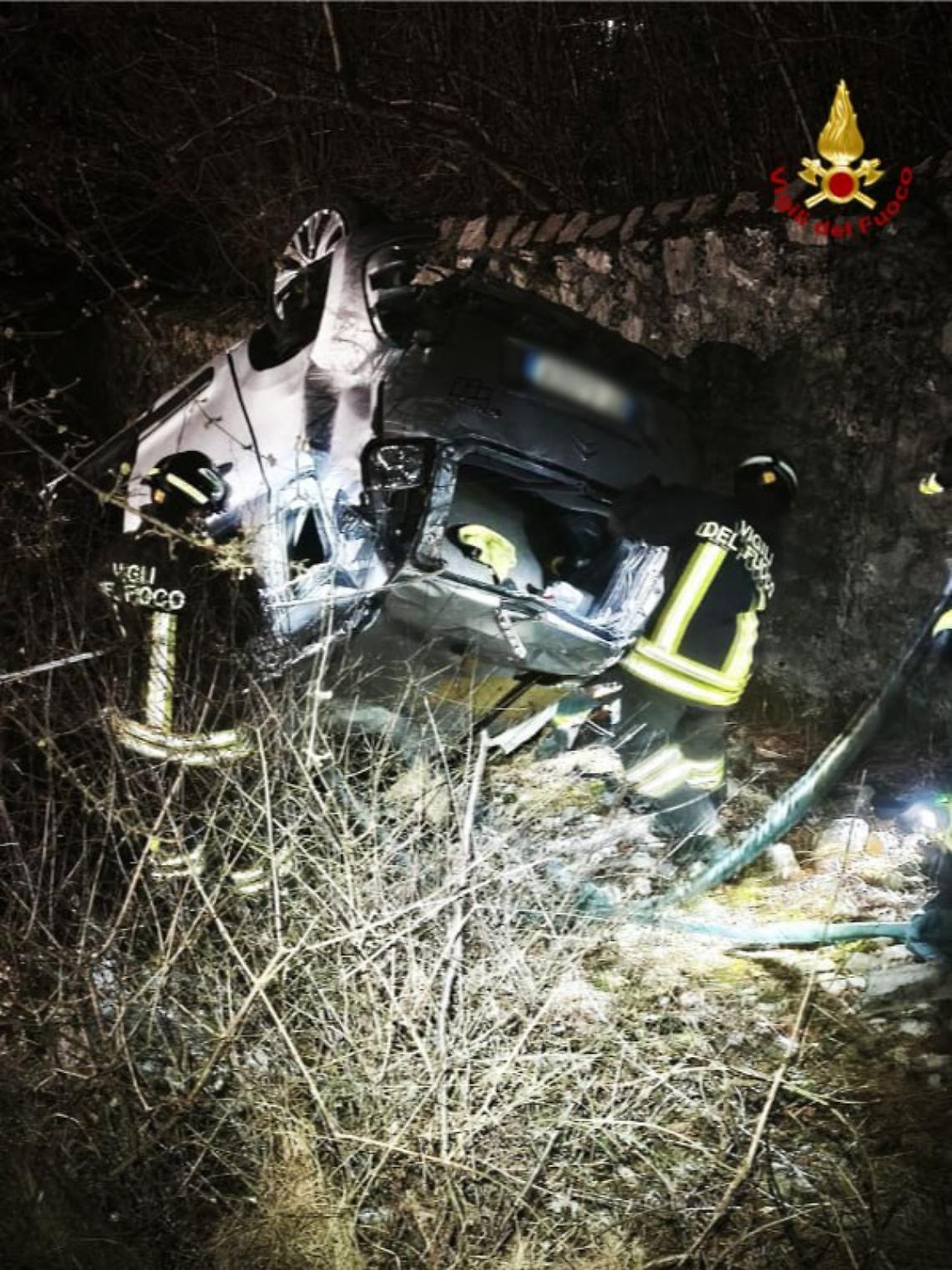Incidente stradale a Podenzoi, Longarone: auto finisce in un dirupo, conducente soccorso dai Vigili del Fuoco