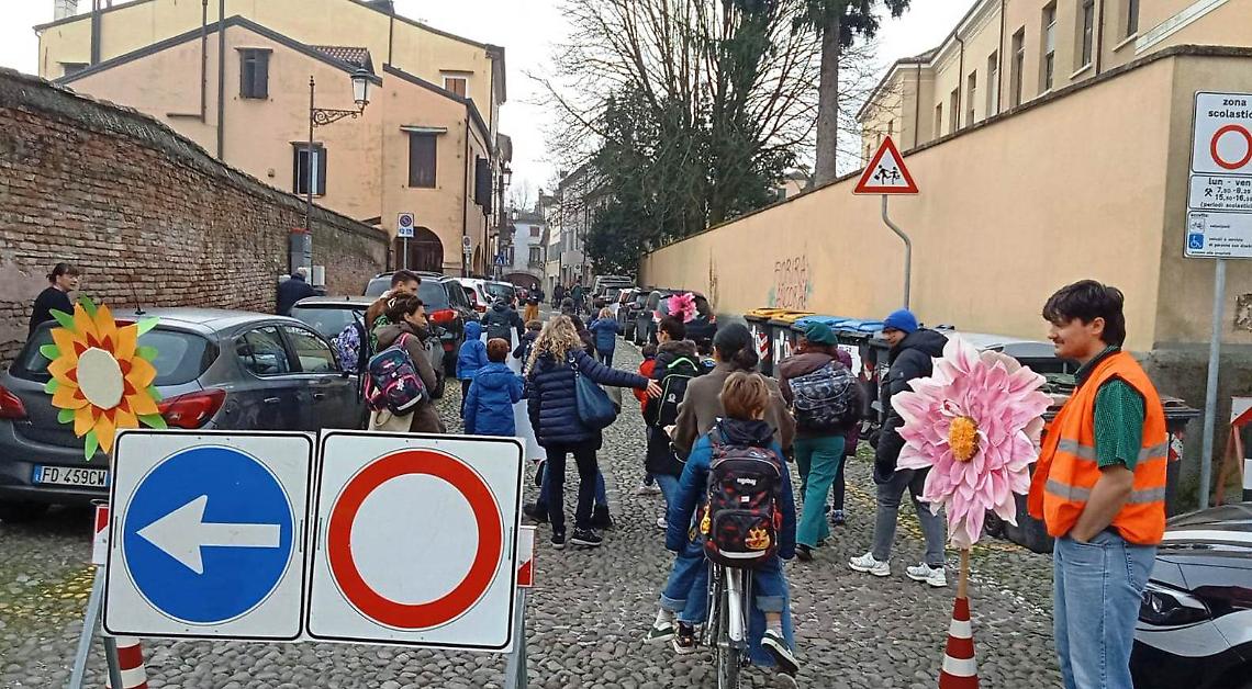 Via Wiel diventa zona scolastica sperimentale: stop alle auto negli orari di entrata e uscita davanti alla Cesarotti Arr&igrave;a