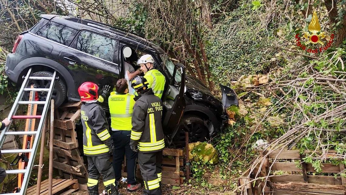 Incidente a Montorio (VR): auto si incastra in una scarpata, intervengono i Vigili del Fuoco