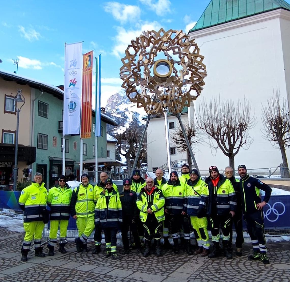 I volontari della Protezione Civile di Vicenza ai piedi del braciere olimpico a Cortina