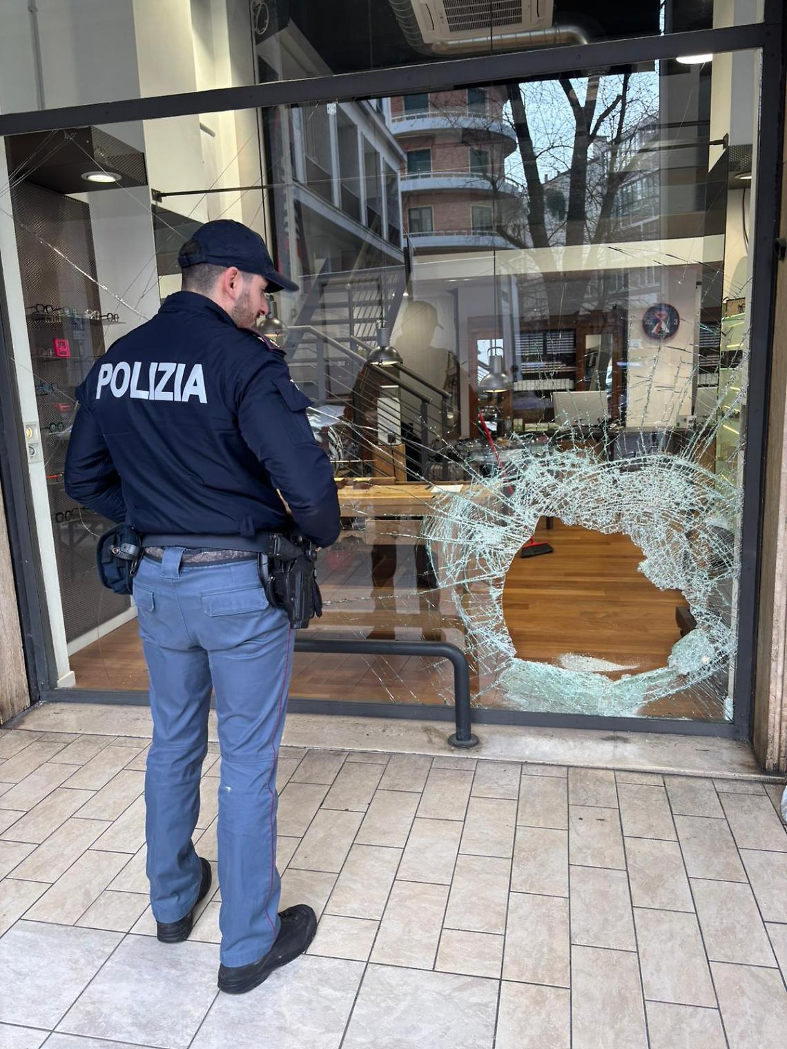 Padova, polizia blocca cellula transfrontaliera specializzata in spaccate a negozi di ottica e griffati