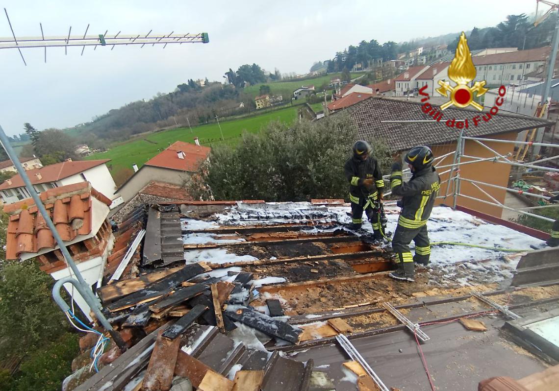 Breganze, incendio sul tetto di una casa in ristrutturazione: danni ingenti