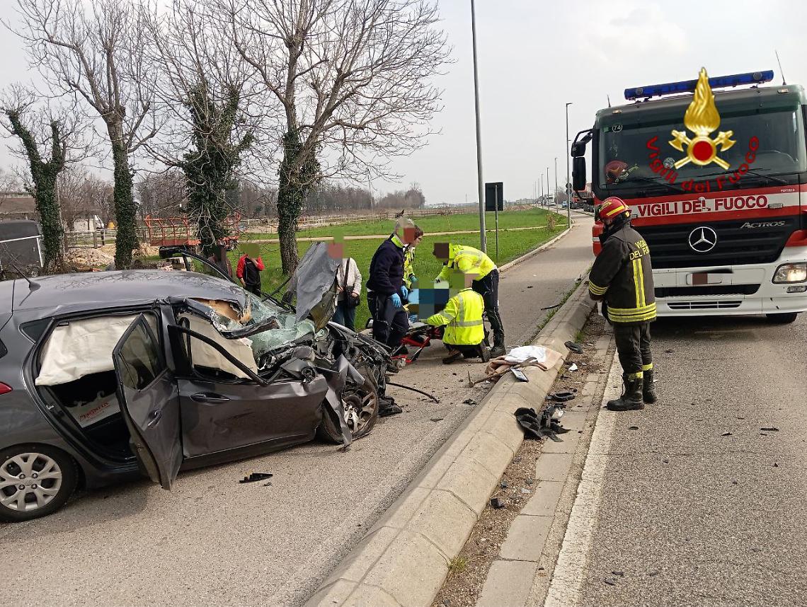 Schianto frontale tra auto e camion a Santorso, ferita una donna
