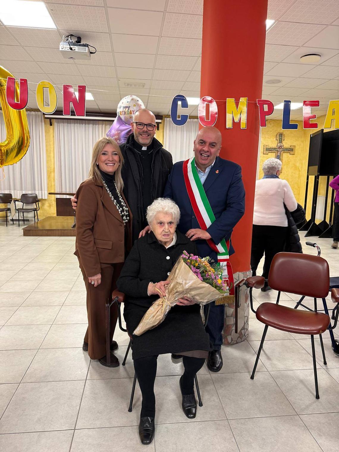 Foto dei festeggiamenti per i 100 anni della signora Flora Zago