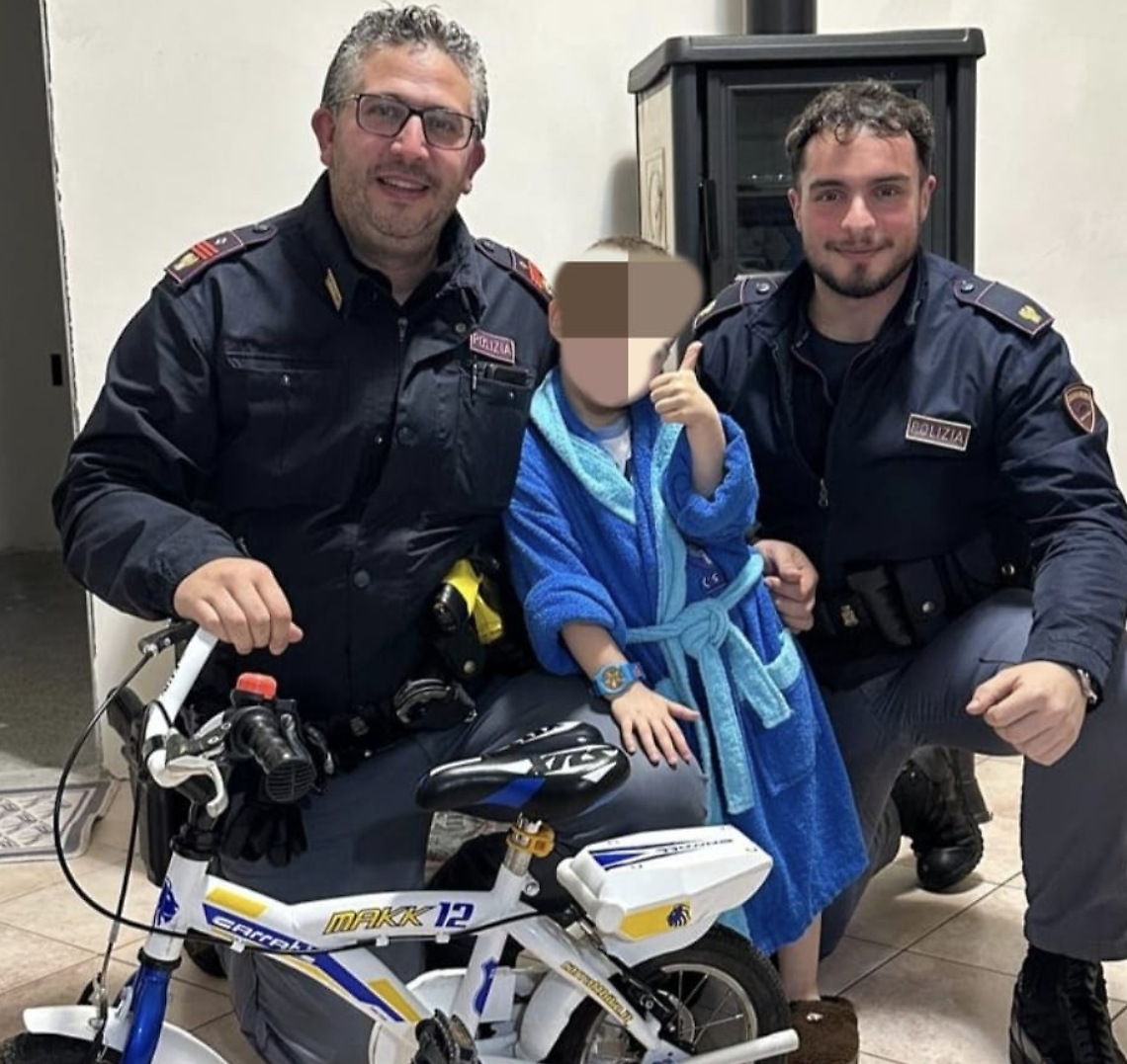 Venezia, rubata la bici a un bimbo di 4 anni: la Polizia la ritrova e gliela restituisce