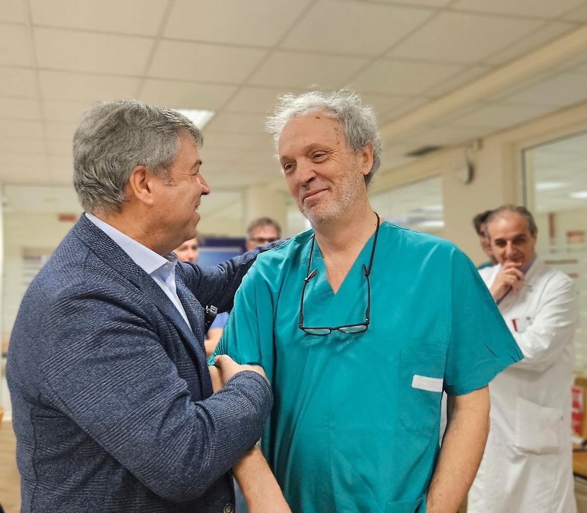 Massimo Zuin con il personale dell'Ospedale di Chioggia