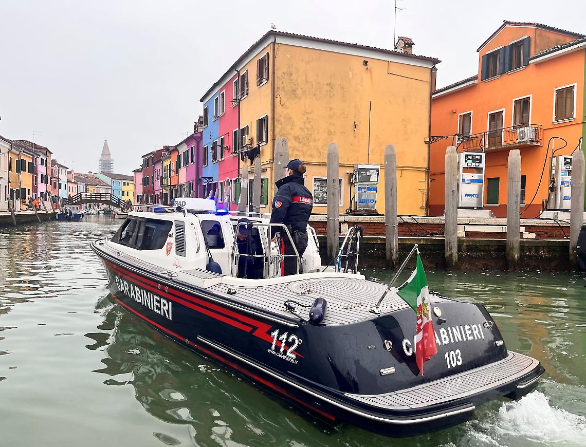 Venezia, controlli in laguna: sequestrata imbarcazione e denunciate due persone