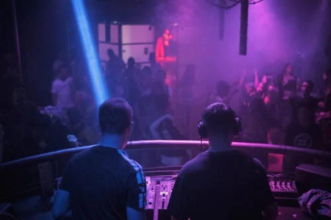 Risse, aggressioni e violazioni: sospese le licenze di due discoteche in provincia di Padova